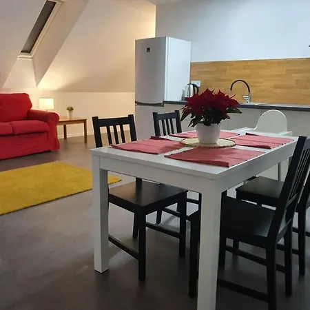 Novy Podkrovny V Rodinnom Dome Pre 6 Osob Nyaraló